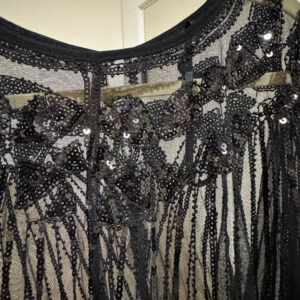Elegant Black and Gold Sequin Flapper Dress - Picture 4 of 5
